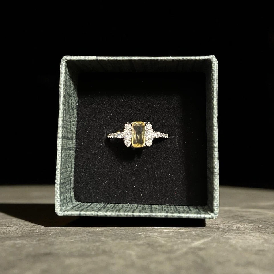 Желтое и прозрачное модное кольцо с фианитом серебристое с родиевым покрытием размер 9 - Изображение 1 из 1