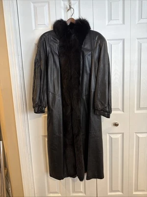 Abrigo vintage de cuero negro con ribete de piel de zorro. Talla mediana. Años 80 perfecto estado Foto 1 de 4