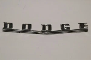 DODGE 1946 Deluxe Fluid Drive Sedan Front Emblem, 3 Threaded Mounting Studs - Foto 1 di 12