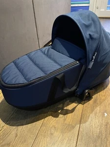 Babyzen Yoyo Bassinet / Carrycot - Air France Blue With Adapters + raincover - Picture 1 of 3
