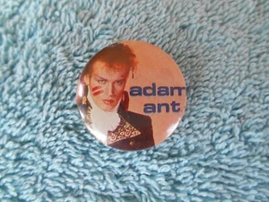 VINTAGE COLLECTIBLE ADAM ANT MUSIC 1" ROUND PIN BACK BUTTON - Picture 1 of 3