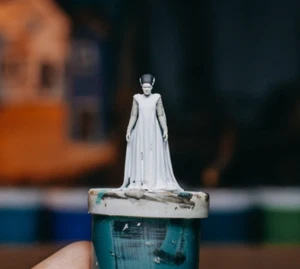 Classic Bride of Frankenstein Halloween HO 1:87 Miniatur Figur ohne Preiser - Bild 1 von 4