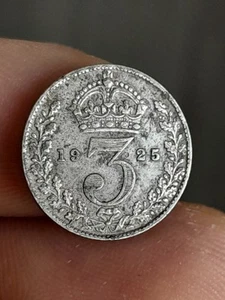 Great Britain - 1925 - 3 Pence - .5000 British Silver Coin - King George V - Picture 1 of 4