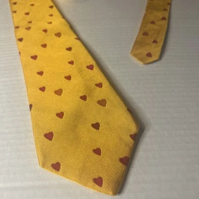 Corbata Ben Silver Cravate 100 % seda amarilla/caléndula con corazones rojos ❤️❤️ Usada en excelente estado Foto 1 de 4