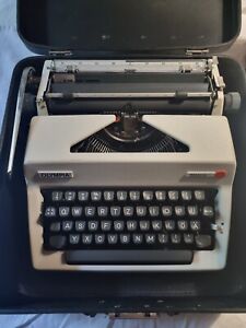 Schöne dekorative Monica Olympia Schreibmaschine im Koffer, sehr schwer