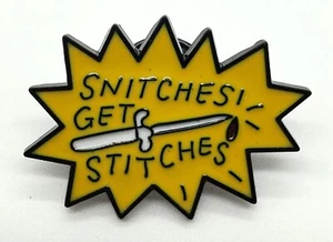 Snitches Get Stitches Esmalte Pin Solapa Sombrero Pinback Amarillo Negro Diciendo Nuevo - Imagen 1 de 2