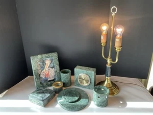 Vintage 10-teiliges grünes Marmor Schreibtisch Set mit 2 Birnen Lampe, Uhr, Gestell, mehr - Bild 1 von 17