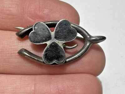 Spilla Vintage In Argento Con Inlay In Onice Nero E Quadrifoglio Lucky Wishbone - Immagine 1 di 4