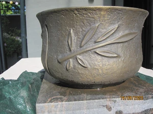 Bronzeschale mit Blattmotiv auf Marmorplatte Garten/Friedhof - Bild 1 von 5