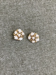Vintage Crown Trifari Simulated Pearl Tulip Gold Tone Clip Earrings Tulips - Picture 1 of 3