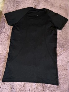 Lululemon Black Swiftly Tech Short Sleeve Shirt 2.0 Size 8 Woman’s Black Euc - Picture 1 of 6