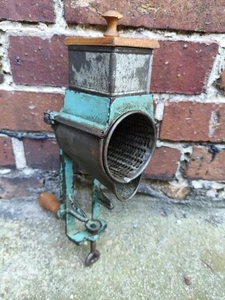 Alte Reibe Atlantic Küchenreibe Reibemaschine Trommelreibe Mühle Nussmühle Deko - Bild 1 von 7