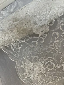 Tessuto rete tulle sposa smerlato ricamato perla bianco sporco 1 mtr larghezza 52” - Foto 1 di 6