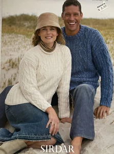 SIRDAR männlich & weiblich passender Aran Pullover Muster #8449 Brustumfang 32-50 - Bild 1 von 1