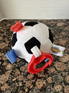 TAGGIES Balón de Fútbol Timbre Sonajero Go With Me Peluche Clip en Cochecito - Imagen 1 de 3