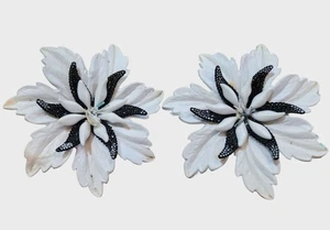 Vintage White Floral Clip-On Earrings With Black Accents & Brass Clips - Foto 1 di 3