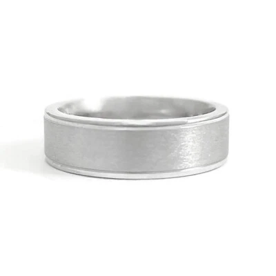 Anillo de alianza de boda con borde biselado acabado satinado para hombre de oro blanco de 14 quilates, tamaño 7,5, 6 mm Foto 1 de 4