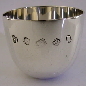 GEORGIAN STYLE STERLING SILVER TUMBLER WHISKY CUP 1977 BARWARE 67g PAYNE OXFORD - Picture 1 of 7