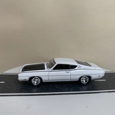 Johnny Lightning Muscle Cars EUA 1969 Ford Torino Talladega capô branco/preto quase perfeito - Imagem 1 de 4