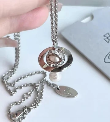 Collar de perlas barrocas Vivienne Westwood con estilo punk Foto 1 de 4