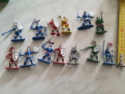 LOTTO SOLDATINI MEDIEVALI PLASTICA  - Immagine 1 di 4