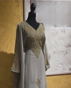 Elegante Maxi Vestido Caftán Gris Embellecido Dorado | Modesto Vestido Formal Abaya - Imagen 1 de 5