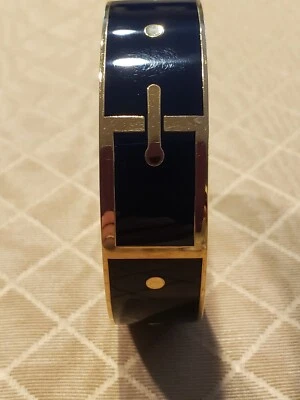 Brazalete Brazalete Kate Spade Muesca Superior Esmalte Azul Marino Sobre Placa Dorada Base Firmado Foto 1 de 4