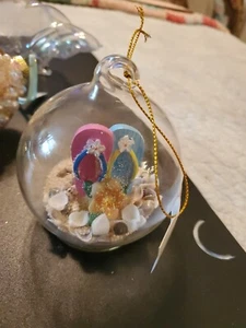 CHANCLAS DE ARENA Y CARACOLES EN VIDRIO ADORNO ~ NUEVAS CON ETIQUETAS - Imagen 1 de 3