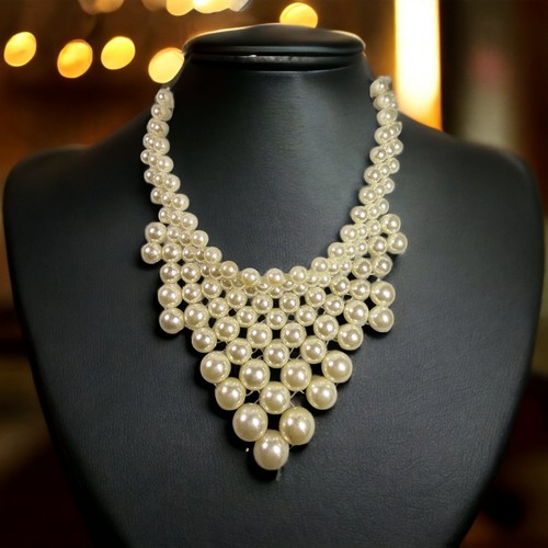 VETEMENTS Collana Finta Perla Graduated Statement V Collare Bavaglino Classico Dressy Vogue