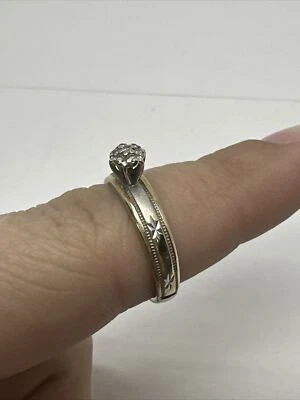 Anillo con racimo de diamantes naturales de 7 diamantes acentuados en oro de 14k de plata de ley talla 7 3,3 g Foto 1 de 4