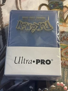 Pokémon - 1x Pack of 25 Pokémon Branded Top loaders (Regular Size) Rare - Bild 1 von 4