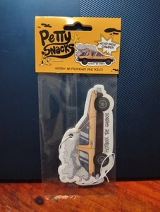 Deodorante per auto Zumiez nuovo con etichette: piccoli snack "Hotbox The Shitbox" profumo di pino, nuovo! - Foto 1 di 3