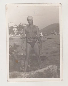 Zärtlich gutaussehender junger Mann hemdlos muskulöse Ausbuchtung Badehose Strand Gay Int - Bild 1 von 1