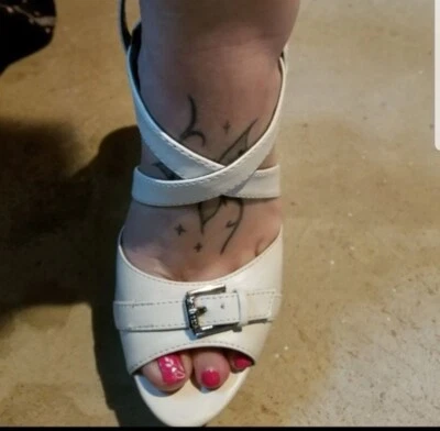 Womens White G By Guess Heels Size 9 - Image 1 of 4