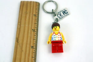 LEGO City Mädchen weibliche Minifigur Schlüsselanhänger Sterne auf weißem Shirt mit roter Hose - Bild 1 von 2
