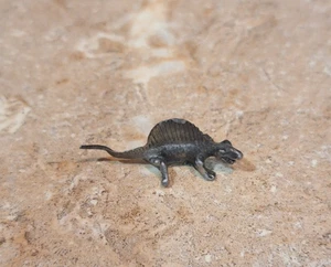 1,25 Zoll kleine Vintage Zinn Metall Dino Dinosaurier Figur Dimetrodon - Bild 1 von 4