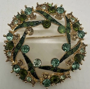 Broche broche corona navideña Napier en pedrería verde tono dorado 2” diámetro - Imagen 1 de 8