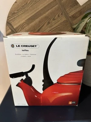 Tetera Le Creuset esmaltada en acero silbido chile rojo 1,6 L 1,7 cuartos de galón Foto 1 de 4