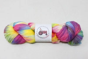 Gnomo Acres filato Little Bunny tinto a mano 75 Merino 20 seta 5 scintille 435 anni NUOVO - Foto 1 di 6