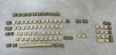 Commodore Amiga Mitsumi Keyboard keys - keycaps with plunger + spring - Image 1 of 4