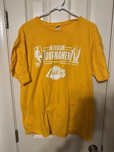 Los Angeles Lakers 2023 Inaugural NBA In Season Tournament Shirt Herren XL gelb - Bild 1 von 4