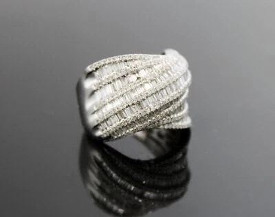 Anillo de cóctel cruzado de diamantes baguette de oro blanco de 14 quilates firmado por EFFY Classique 7 Foto 1 de 4