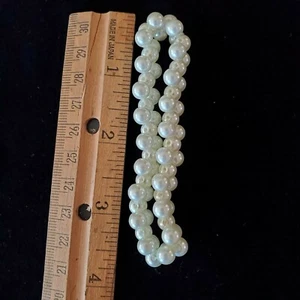 Pulsera de perlas de imitación 3 niveles de perlas de imitación ligeramente elástica 7" alrededor regalo - Imagen 1 de 2