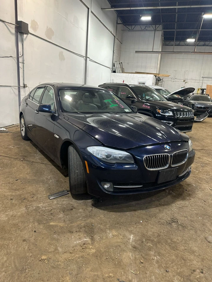 Used Washer Fluid Reservoir fits: 2013 Bmw 528I w/headlamp washers Grade A — 第 1/4 张图片