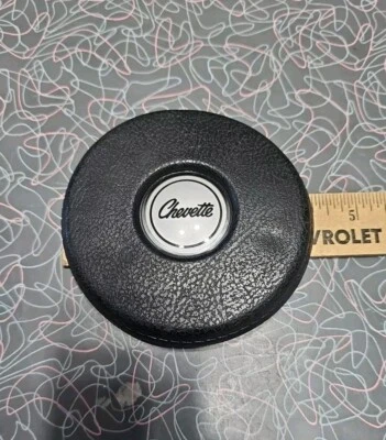 Tapa de almohadilla de botón de bocina Chevy Chevrolet Chevette con emblema OEM usada original GM  Foto 1 de 4