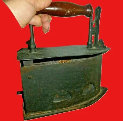 ANCIEN FER A REPASSER A BRAISE  MODELE BATEAU   XVIII e   - Photo 1/4