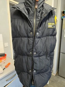 CALENTADOR DE CUERPO ACOLCHADO FORRADO POLAR NEGRO SUPERDRY TALLA PEQUEÑA - Imagen 1 de 4