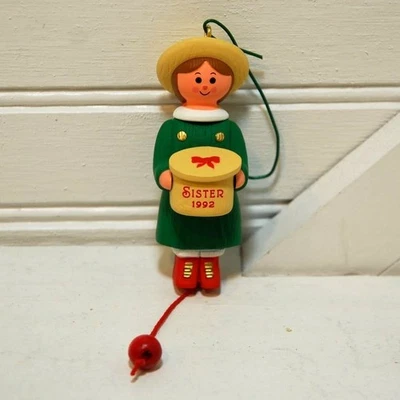 Vintage Hermanas Navidad Adorno Sello 1992 Holiday Pull String Pop-up Foto 1 de 4