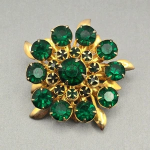Vintage 3D Smaragd grüne Glas Strass Brosche 1,5" goldfarbene Krappenfassung 1940er - Bild 1 von 5