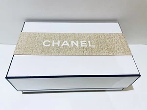 Chanel Geschenkbox mit Logo Gold Texturiertes Band + Logo Wickelpapier ~ 8,75x 5,5x 3" - Bild 1 von 4